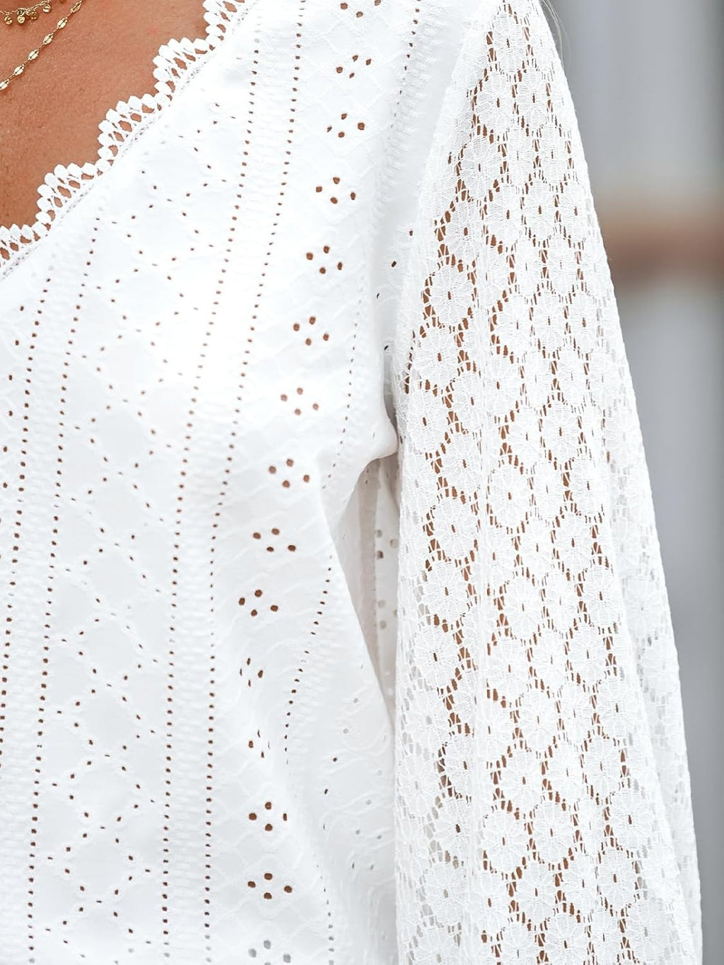 Damesblouse met waaiervormig, modieus en elegant kanten ontwerp