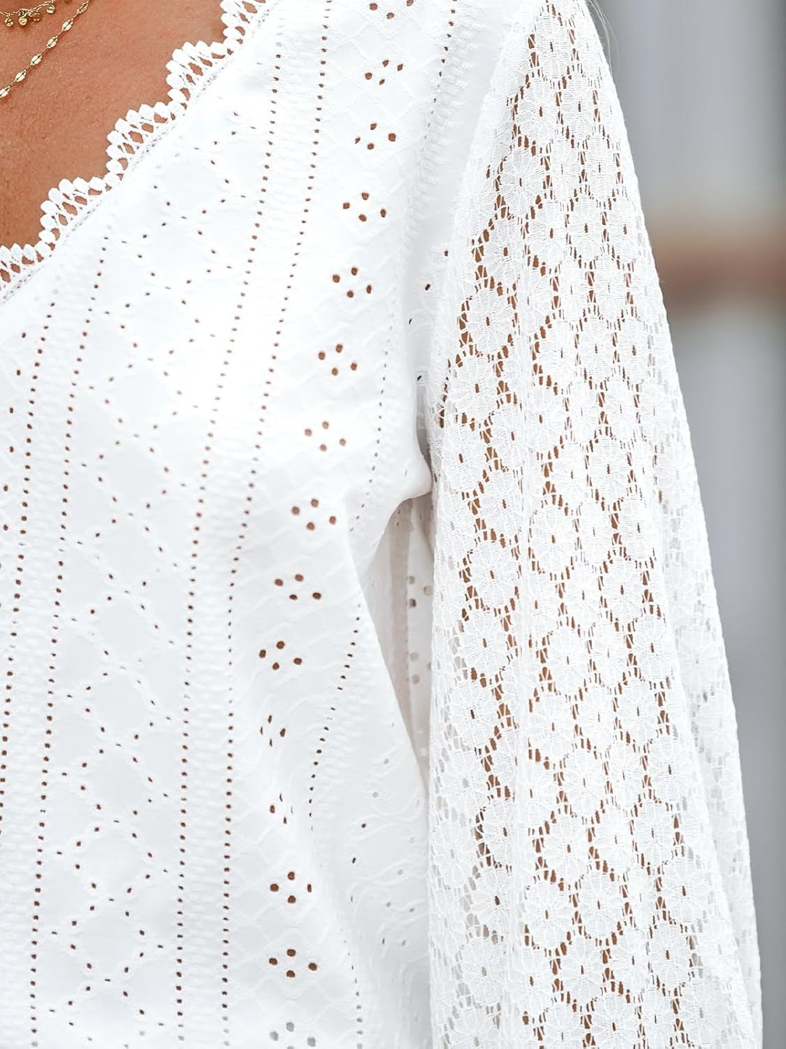 Damesblouse met waaiervormig, modieus en elegant kanten ontwerp